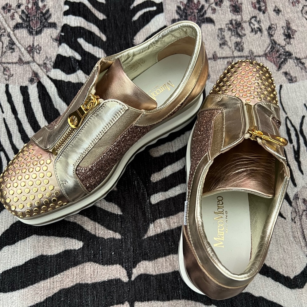 Stunning gold zippered wedges.